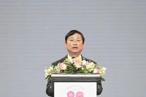 胡志明市市委副书记、市人民议会主席武文明在活动上发表讲话。