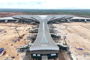 隆城机场旅客航站楼以莲花形象为设计灵感，目前正进入收尾阶段。