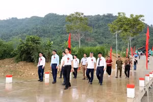 各位代表参观平体漫水桥。