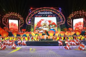 凤凰花节营造出充满活力的文化空间，有助于打造具有海防特色的文化产品。（光勇 摄）