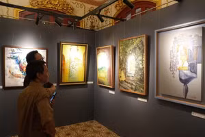 游客参观展览上展示的作品。