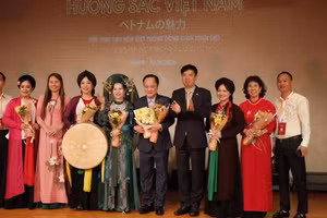 各位代表合影留念。