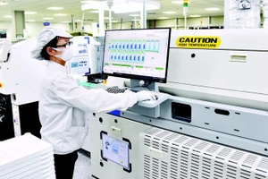 位于广宁省的韩国（越南）独资企业范镇电子有限公司（Bumjin Electronics Vina）电子元件生产线。（陈海 摄）