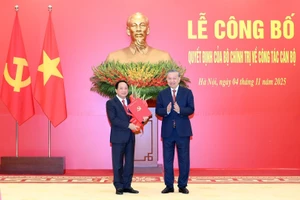 越共中央总书记苏林向郑文决同志颁发越共中央政治局的决定，调动、分工并任命其担任越共中央宣教与民运部部长。