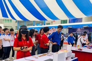 学生和大学生在邮电技术学院举行的“全国创新与数字化转型竞赛”运动启动仪式上体验虚拟现实技术。（图片来源：协德 摄）