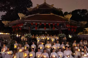 3月28日晚，《平安河内》现场演唱会进入尾声，全场同步熄灯，共同响应“地球一小时”活动。（图片来源：越通社）