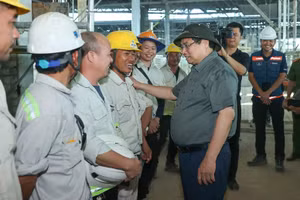 范明正总理走访慰问同奈省隆城国际机场项目一线施工力量。