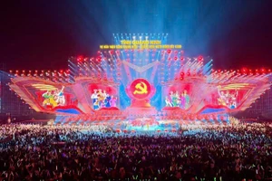 庆祝越共第十四次全国代表大会圆满成功的特别文艺节目。