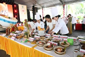 米粉美食节共设近100个各地美食展位，展现从北到南丰富多彩的越南美食文化。