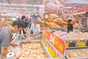 顾客在河内一家超市选购商品。