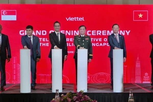 中央军委常委、国防部副部长黄春战上将（右三）与其他代表共同按下启动按钮，为越南军队电信工业集团驻新加坡代表处揭幕。