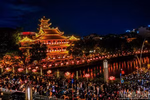 民众在佛历2570年佛诞节期间祈福。