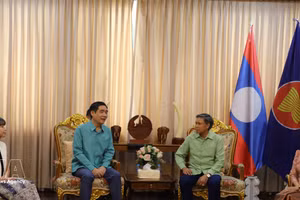 越南驻泰国大使范越雄向老挝驻泰国大使西斯瓦特·因费查纳及大使馆全体工作人员致以节日祝福。（图片来源：越通社）