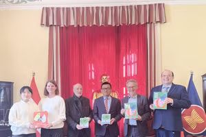 越南驻奥地利大使武黎泰皇与奥地利著名儿童文学作家米拉·洛贝家人合影。（图片来源：越通社）