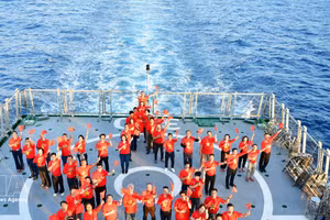 4月26日，来自全球24个国家和地区的60多位旅外越南侨胞结束了自2025年4月18日至26日期间乘坐“大团结号”军舰探望长沙岛县和DK1海上高脚屋军民的行程。（图片来源：越通社）