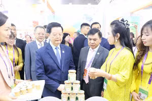 越南政府副总理梅文正参观越南企业的展位。（图片来源：越通社）