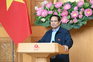 范明正总理在会议上发表讲话。