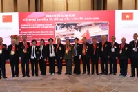 中国援越抗美老战士参加在北京举行的庆祝越中建交75周年招待会。