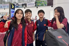 越南U17女足成员在内排机场。 (图源：VFF)