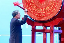 越共中央总书记苏林击鼓迎开学。（图片来源：越通社）