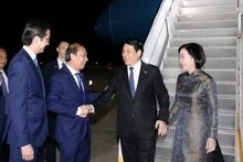 越南驻美国大使阮国勇和越南常驻联合国代表团团长杜雄越大使来到机场迎接国家主席梁强和夫人。