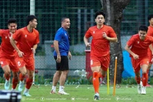 越南U23球员在与柬埔寨U23队比赛前进行训练。（图片来源：越南足协）