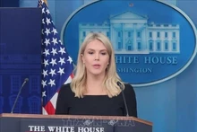 白宫发言人卡罗琳·莱维特在华盛顿特区举行的记者会上发表讲话。（图片来源：韩联社/越通社发）