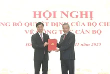 越共中央总书记苏林向阮维玉同志颁发任命决定。（图片来源：越通社）