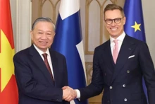 苏林总书记与斯图布总统亲切握手。（图片来源：越通社）