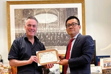 越南驻奥地利大使武黎太黄(右)会见维也纳爱乐乐团主席丹尼尔·弗罗绍尔。