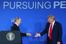美国总统唐纳德·特朗普与俄罗斯总统弗拉基米尔·普京出席联合记者会。（图片来源：新华社）