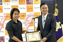 越南驻日本大使范光效向宋孟俊先生颁发奖状。（图片来源：tuoitre.vn）