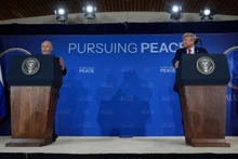 美国总统唐纳德·特朗普与俄罗斯总统弗拉基米尔·普京出席联合记者会。（图片来源：新华社）