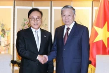 越共中央总书记苏林会见原越南驻韩国名誉总领事朴洙宽。