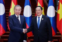 越共中央总书记苏林会见老挝政府总理宋赛·西潘敦。（图片来源：越通社）