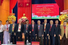 胡志明市越南与中国友好协会12月28日召开代表大会。与会代表合影留念。图片来源：西贡解放日报