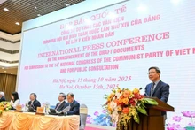 10月15日下午，在河内，越共中央宣教与民运部召开国际新闻发布会，公布越共第十四次全国代表大会的文献草案，向公众征求意见。