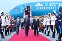 越共中央总书记苏林抵达平壤，开始对朝鲜进行国事访问。（图片来源：越通社） 
