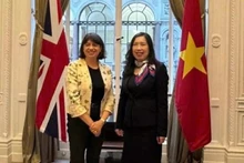 越南外交部副部长黎氏秋姮和英国外交、联邦及发展事务大臣西玛·马尔霍特拉。（图片来源：baoquocte.vn）
