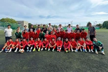 越南U20女足球员与在静冈大学留学的越南留学生合影留念。（图片来源：越南足协）