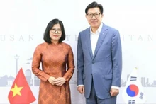 越南驻釜山市总领事段芳兰礼节性拜会釜山市长朴兴俊。