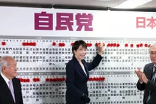 日本首相、自民党（LDP）领导人高市早苗于2026年2月8日在东京，为在众议院选举中获胜的本党候选人张贴姓名牌。图片来源：越通社