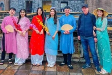 越南友人黄秋姮女士与丈夫马雷克（右一）兴致勃勃地在越南迎接传统春节。