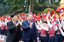 越南与老挝在新发展阶段中并肩前行