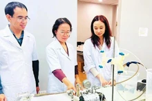 河内建设大学环境工程系教授、越日高科技研究所所长陈氏越娥（中）荣获2025年科瓦列夫斯卡娅奖。摄影：黎翠