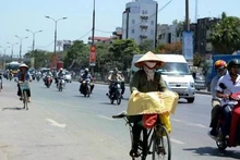3月18日天气预报：北部地区清晨有雾且天气寒冷；南部地区则出现高温炎热，部分地区气温超过35摄氏度。