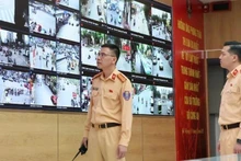 执勤交警在交通管制中心处理各种情况。（河仙 摄）