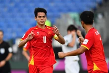 越南队队长屈文康（11号）在2026年U23亚洲杯决赛圈A组第二轮比赛中为越南队首开纪录后庆祝进球。比赛于2026年1月9日在沙特阿拉伯吉达市的阿卜杜拉体育场举行。图片来源：亚足联（AFC）