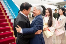 越共中央政治局委员、越南国会常务副主席杜文战等领导迎接老挝人民革命党中央委员会总书记、国家主席通伦·西苏里一行。