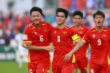 屈文康（11号）与队友一同庆祝进球。